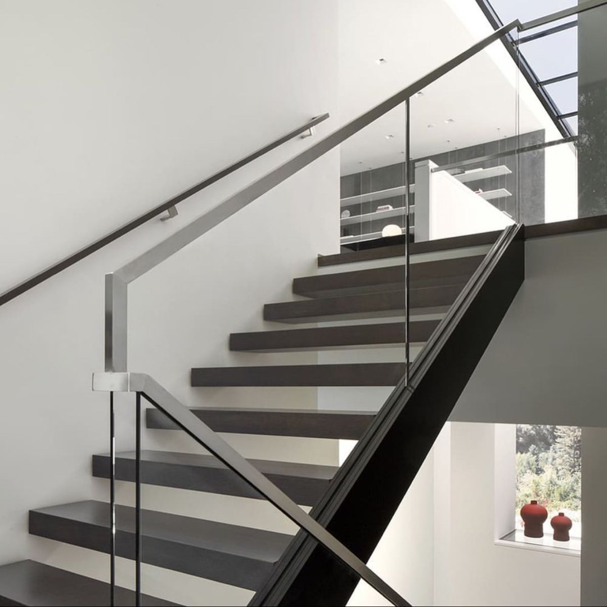 Cầu thang nhôm kính tối giản